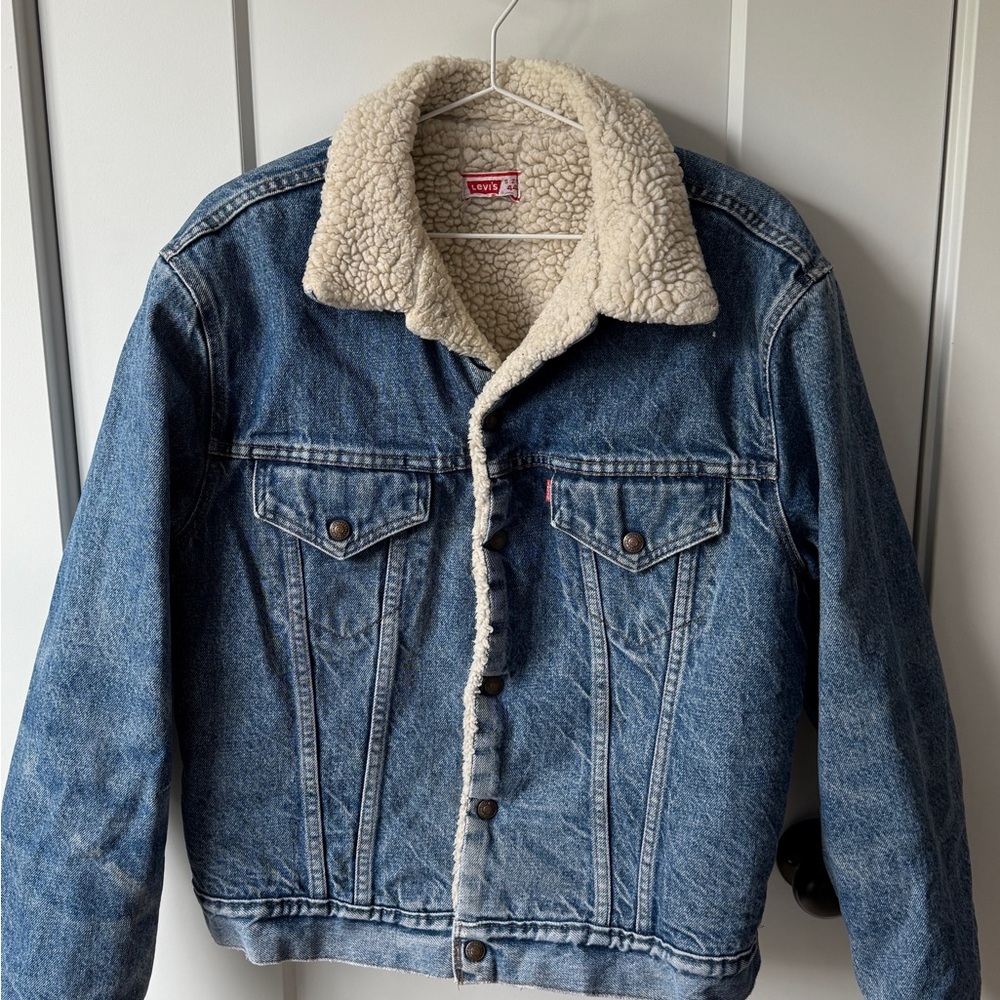 Vintage Levi’s Sherpa Lined Denim Jacket – Size 44